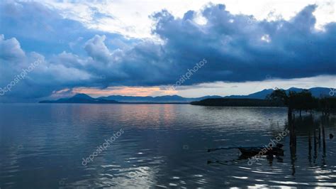 Silueta De Pescadores Capturando Peces En El Mar Al Amanecer 2022