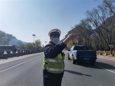 【节日我在岗】清明交警执勤忙 为民服务守安康 澎湃号·政务澎湃新闻 The Paper