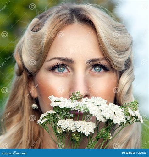 Portret Van Mooie Blonde Vrouw Met Boeket Van Heldere Wildflo Stock Afbeelding Image Of Najaar