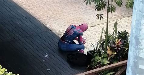 Conmueve en redes fotografía de Spider Man triste y sin trabajo en