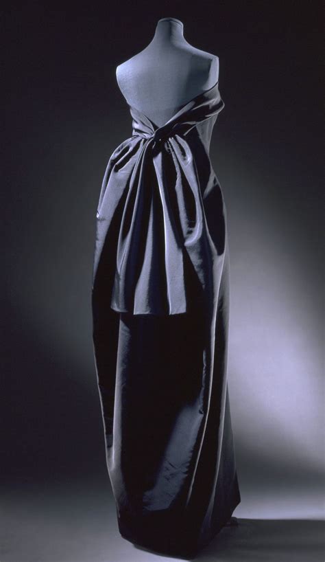 Cristóbal Balenciaga - Victoria and Albert Museum | Balenciaga vintage ...
