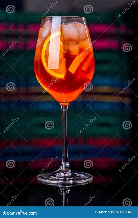 Aperol Spritz El C Ctel En Vidrio En La Tabla Negra De La Reflexi N