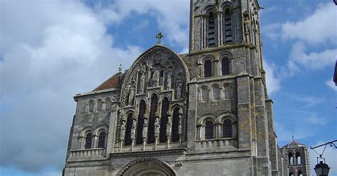 Bas Lica De V Zelay En V Zelay Francia Tripomatic