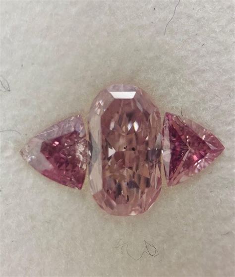 3 Pcs Diamonds 1 45 Ct Triangle Fancy Pink Not Catawiki