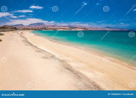 Playa Arenosa De Costa Calma Con Las Montañas Vulcanic En La Península De Jandia Isla De