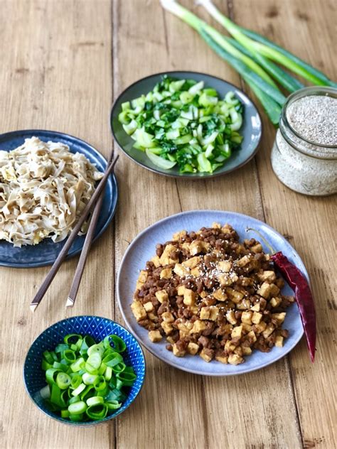 Rijstnoedels Met Paksoi En Tofu Met Oestersaus