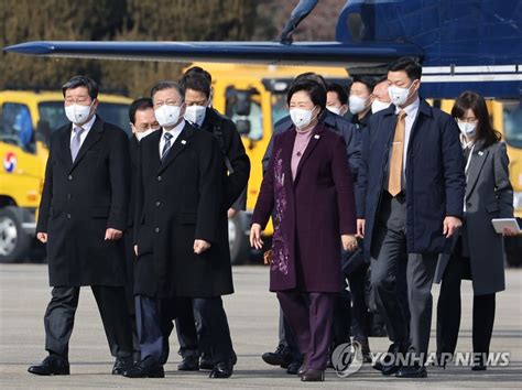 중동 3개국 순방 나서는 문재인 대통령 연합뉴스