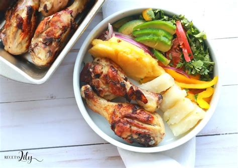 Muslos de pollo a la parrilla con ensalada fresca de piña - Recetas Lily