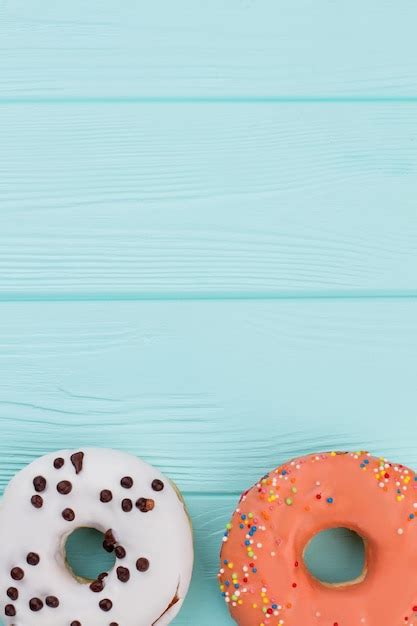 Dois Donuts Diferentes Sobre Fundo Azul De Madeira Foto Premium