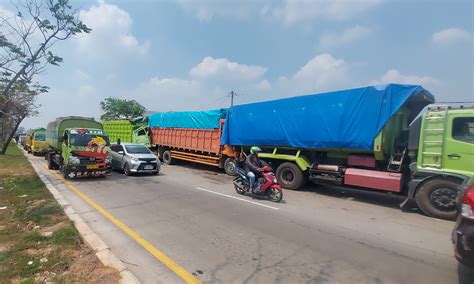 Ngantuk Tiga Fuso Kecelakaan Beruntun Fuso Yang Sedang Tambal Ban