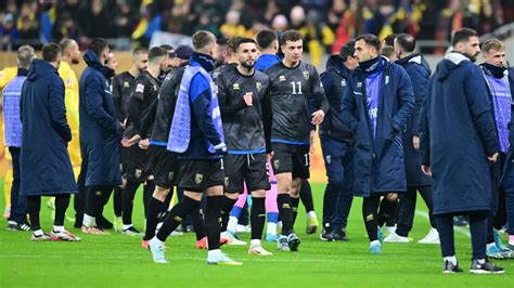 Calciatori Fuori Controllo Pugni E Calci In Campo Partita Sospesa Le