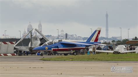 Leader De La Patrouille De France Sur Fond De Tour Eiffel Et Sacr