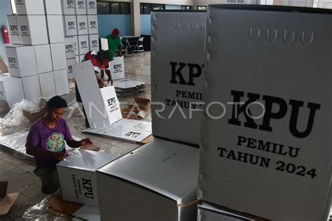 Perakitan Kotak Suara Pemilu 2024 Di Madiun ANTARA Foto