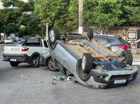 A Gazeta Acidente Entre Três Carros Deixa Duas Pessoas Feridas Em