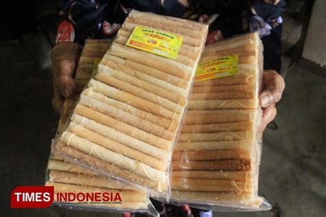 Opak Gambir A Tasty Delicious Egg Roll Van Java Times Indonesia