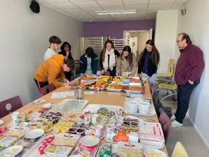 On déguste au restaurant scolaire Lycée Alain Fournier