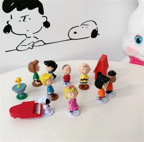 Peanuts Charlie Brown Snoopy Friends Playset Figure Cake Topper