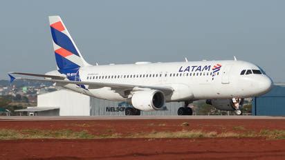 Airbus A320 Photos | Airplane-Pictures.net
