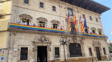 Cort Cuelga La Bandera LGTBI Sin Sonia Vivas Y Con Representantes De