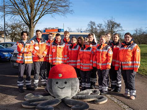 Junge Sanit Ter Haben Spa Am Helfen Drk Kreisverband G Ppingen E V