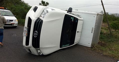 Vuelca Camioneta Cargada Con Pollo