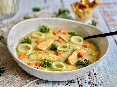 Deftige vegane Kartoffelsuppe mit Räuchertofu cremig lecker