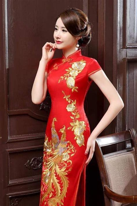 Cette incroyable Robe Chinoise est décorée de Dorures qui vous feront