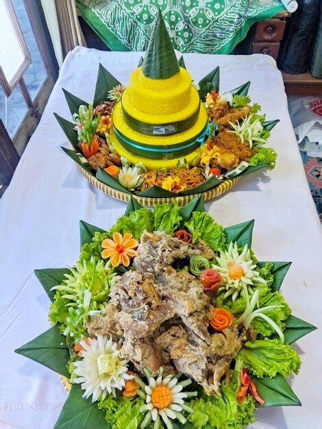 Comida tradicional indonésia tumpeng de arroz amarelo frango frito