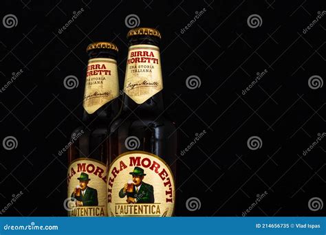 Botella De Cerveza Birra Moretti Sobre Barril De Madera Con Fondo