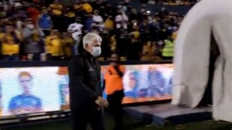 Tuca Ferretti Es Ovacionado En Su Regreso Al Estadio Universitario