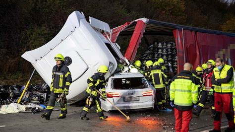 Tödlicher Unfall bei Olpe NRW Audi kracht in Lkw B54 stundenlang