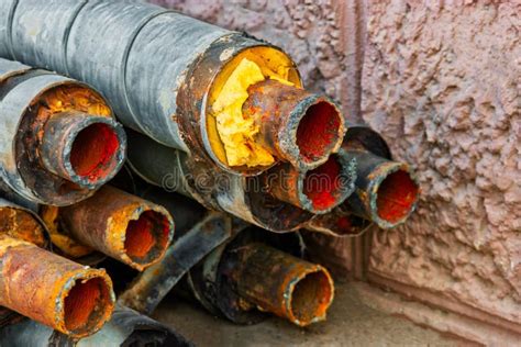 Rostige Wasserleitung Im Graben Und Konkreter Bau Auf Haufen Von Erde