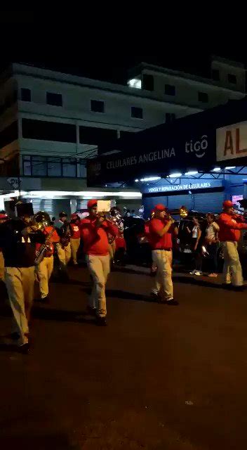 Tradicional Desfile De Antorchas Por Las Avenidas Del Distrito De La