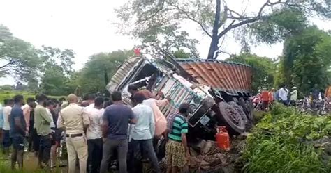 ट्रक अनियंत्रित होकर पेड़ से टकराई फिर खेत में जा घुसी चालक की मौत देखिए वीडियो