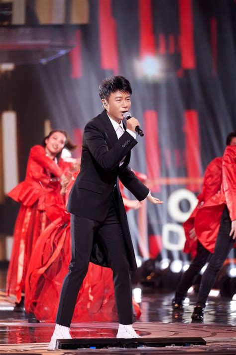 “勤深深”组合李克勤、周深东方卫视跨年演绎串烧组曲 实力献唱《红日》掀高潮 360娱乐，你开心就好