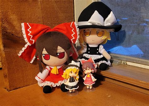 Reimu and Marisa with small versions of them : r/Fumofumo
