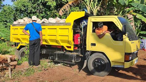 Truk Jomplang Mobil Truk Canter Ragasa Bongkar Muatan Batu Gunung