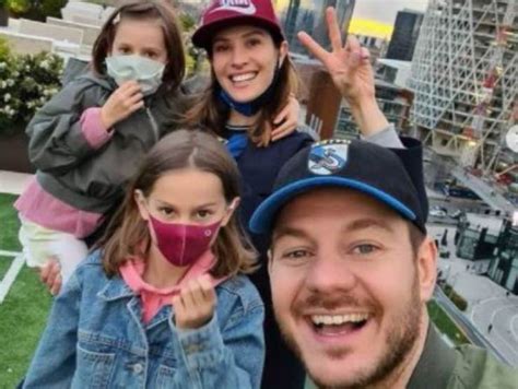 Alessandro Cattelan Beato Tra Le Donne Chi Sono La Moglie E Le Figlie