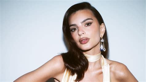 Emily Ratajkowski luce el naked dress más transparente y no deja nada a