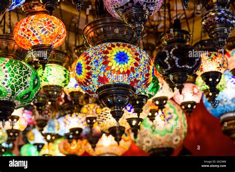 Schöne farbige arabischen Lampen im orientalischen Basar von Istanbul ...