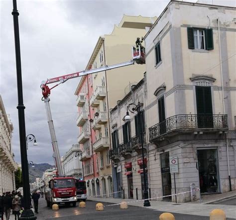 Reggio Calabria Paura Sul Corso Garibaldi Crollano Cornicioni Sulla