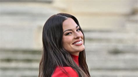 Ashley Graham Renversante Dans Une Robe Longue Moulante Rouge Vif