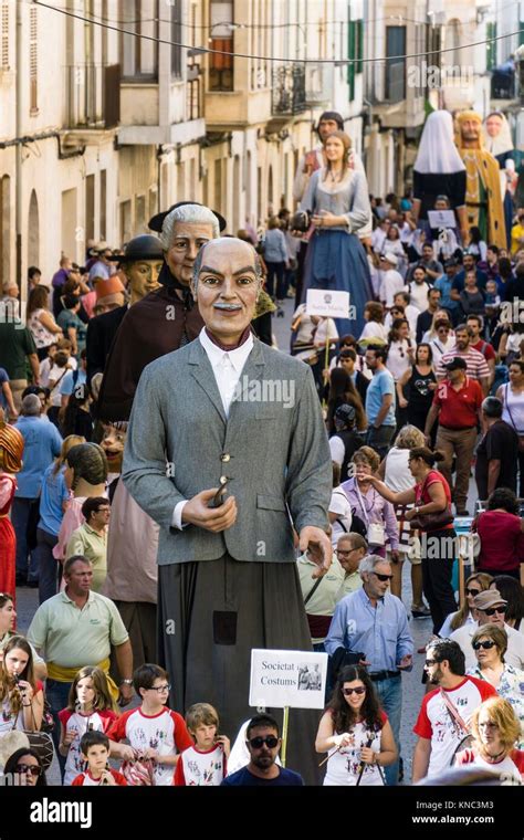 Desfile Tradicional De Gigantes Y Cabezudos Llucmajor Migjorn