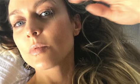 Fey Comparte Sexy Foto En Un Mini Bikini Negro Laura G