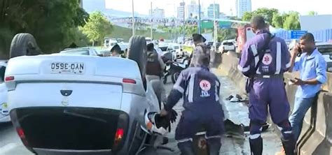 Capotamento deixa uma pessoa ferida e trânsito congestionado na região