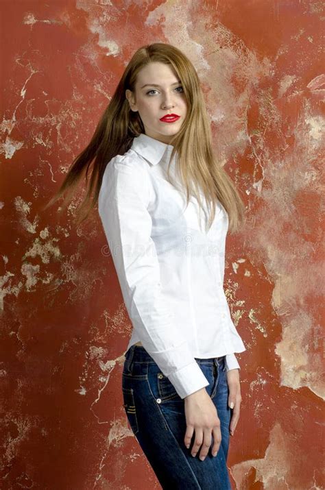 Jeune Belle Jeune Femme Blonde Mince Avec De Longs Jambes Et Cheveux