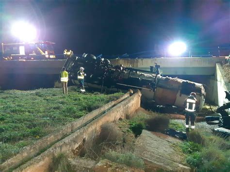 Los bomberos de Tomelloso controlan una fuga de hidróxido potásico tras