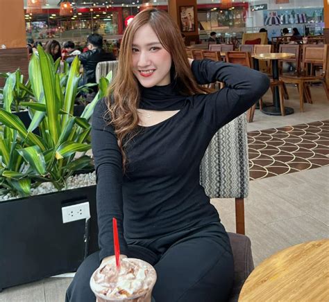 Hot girl bán lạp xưởng vỉa hè khoe huy chương khiến dân mạng phát sốt là ai Page VOZ