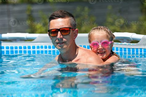 Vater Im Sonnenbrille Schwimmt Im Das Schwimmbad Mit Seine Tochter