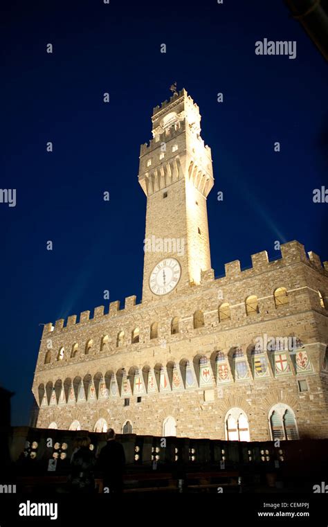 Uhrturm Leuchtet In Der Nacht Fotos Und Bildmaterial In Hoher